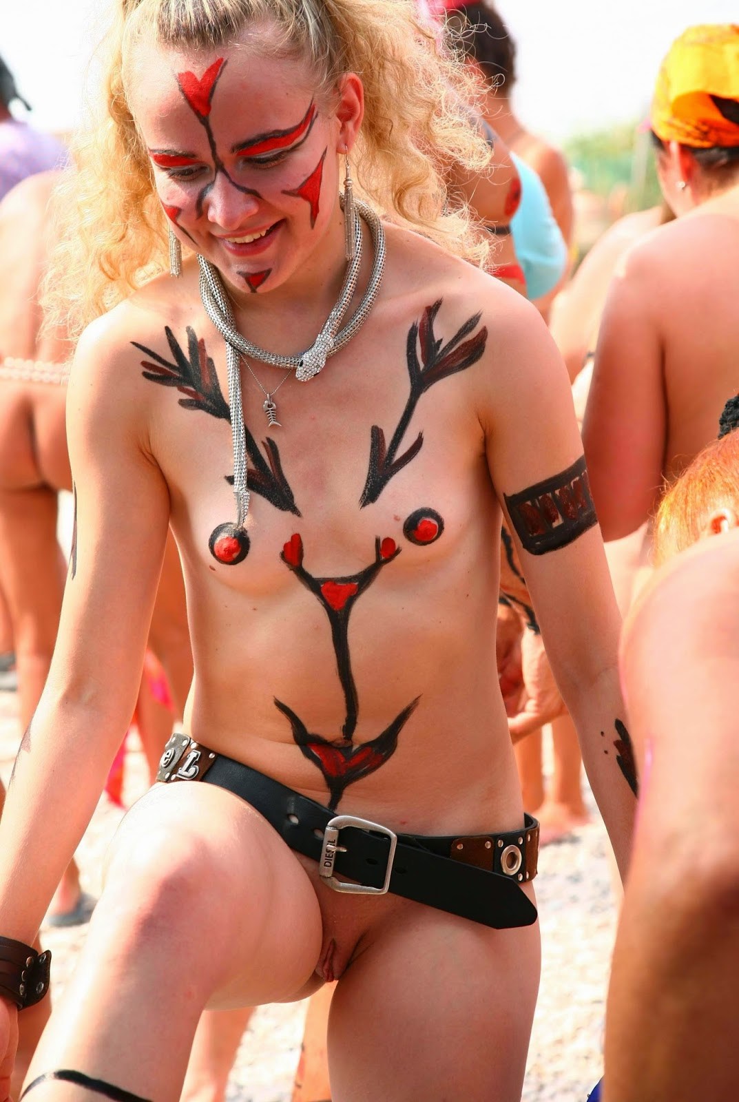 https://motherlesspics.com/uploads/posts/2022-11/1668673421_45-motherlesspics-com-p-erotika-sliv-festival-nudistov-57.jpg