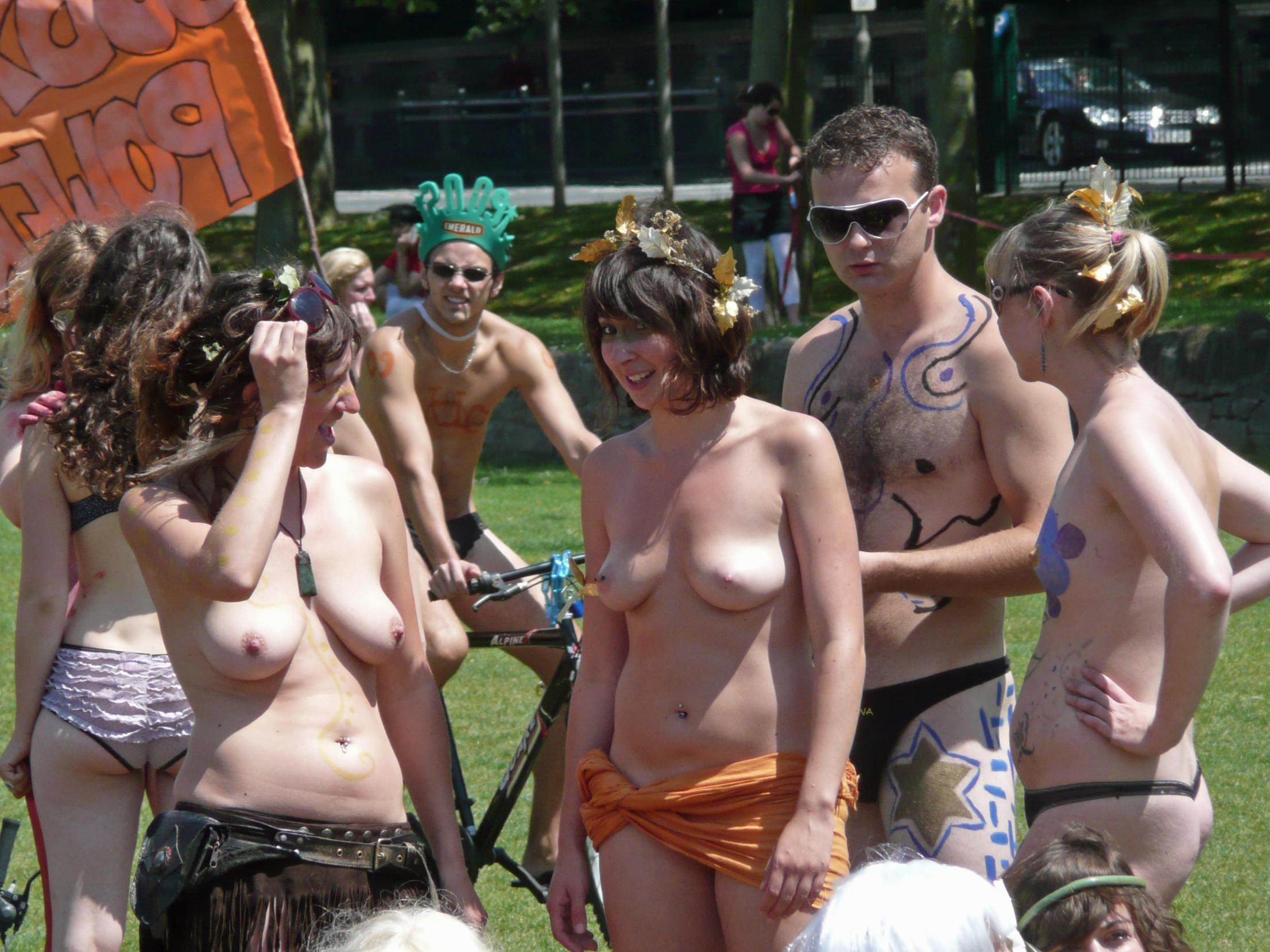 https://motherlesspics.com/uploads/posts/2022-11/1668673465_95-motherlesspics-com-p-erotika-sliv-festival-nudistov-118.jpg