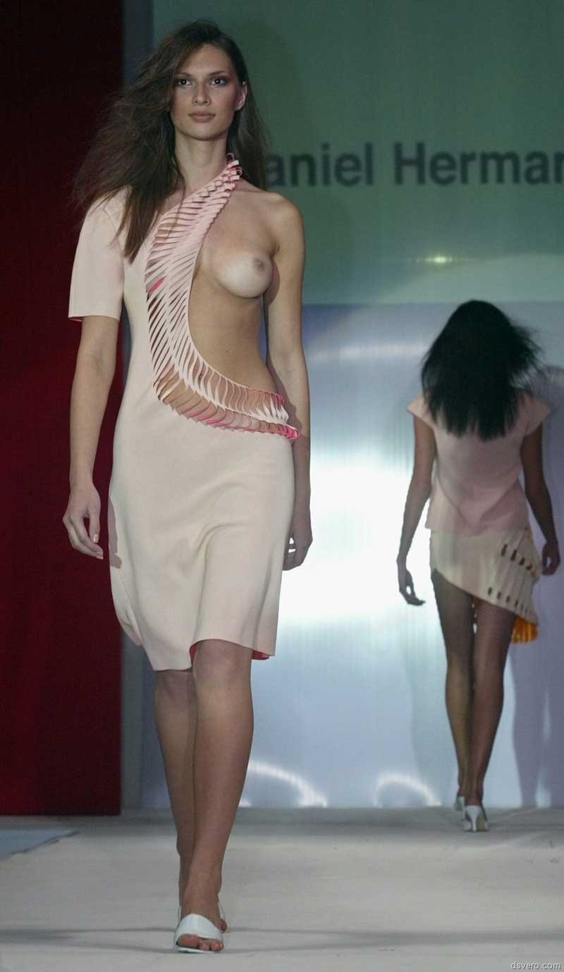 Naked Girls at a Fashion Show (96 photos)