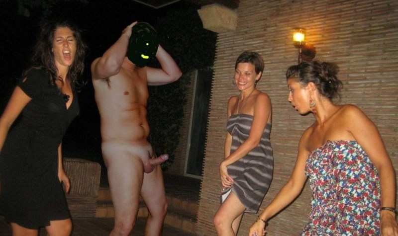 Exhibitionists in nature