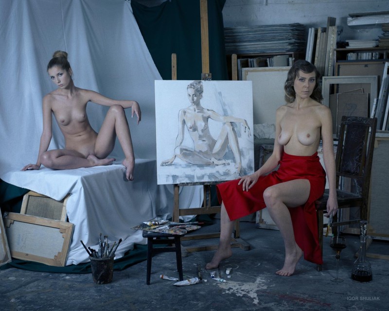 A naked guy poses artists