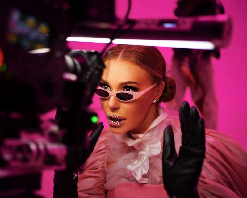 The glory of the Maldives singer