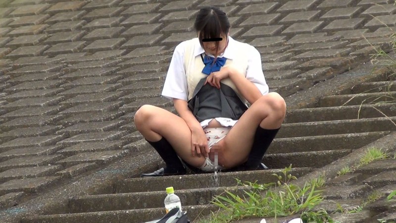 At schoolgirls under a skirt. Vuyerism