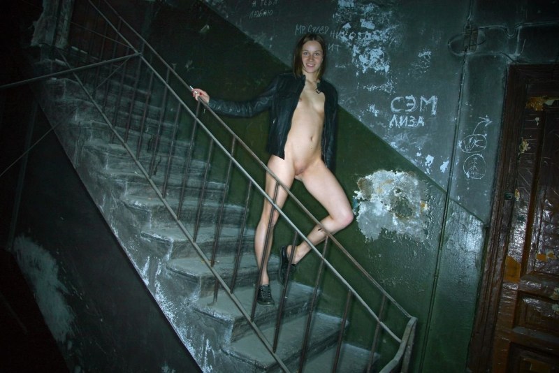 The girl was fucked in the entrance