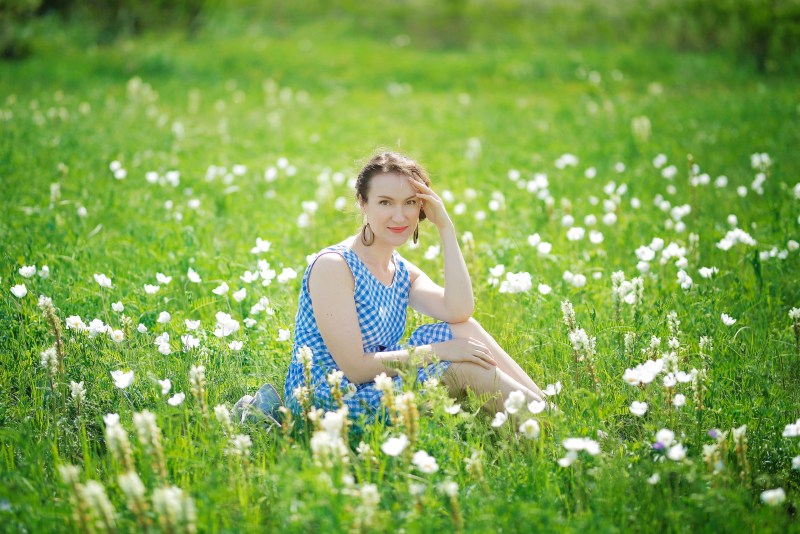 Naked Liana Klevtsova in the winter forest