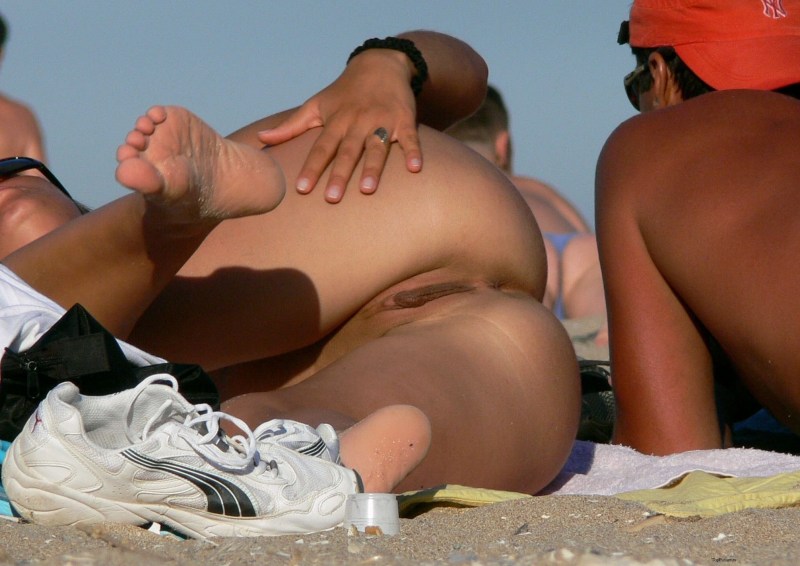 Girls without panties on the beach big