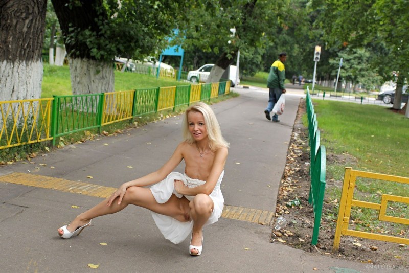 Walk around the city without panties