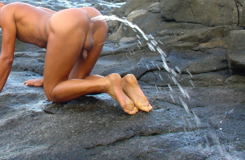 Girls bathed at sea without panties