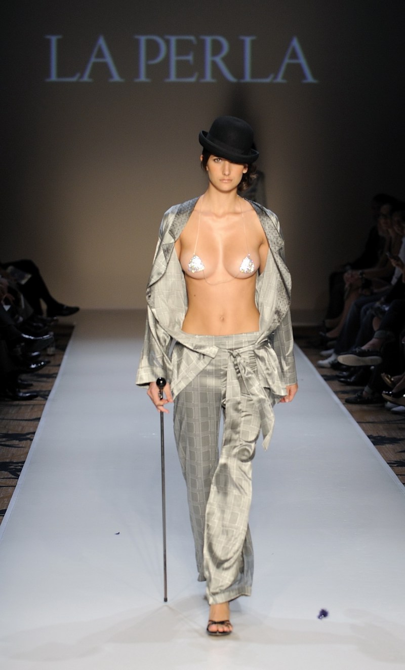 Models without a bra