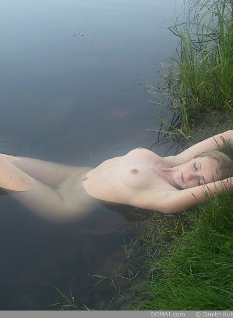 Girls in the lake bathed nude