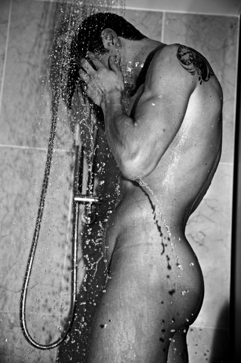 Stephanie Jane and Chelsie Loraine in the shower