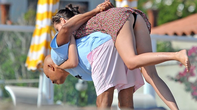 Eva Longoria dress lifted up