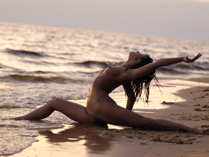 Naked chicks on the beach fuck