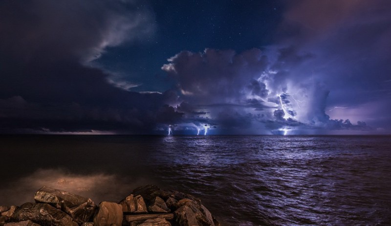 Dominic Swayne and Jeremy Irons kiss