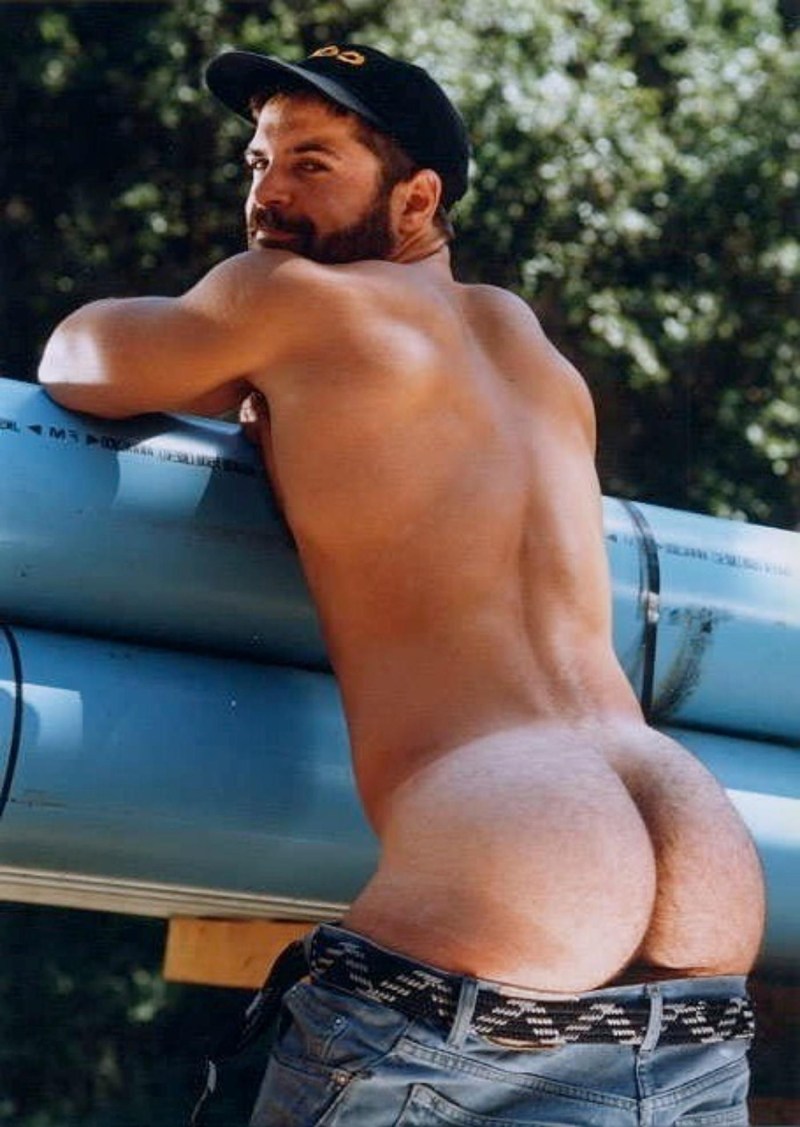 Strong hairy naked guys