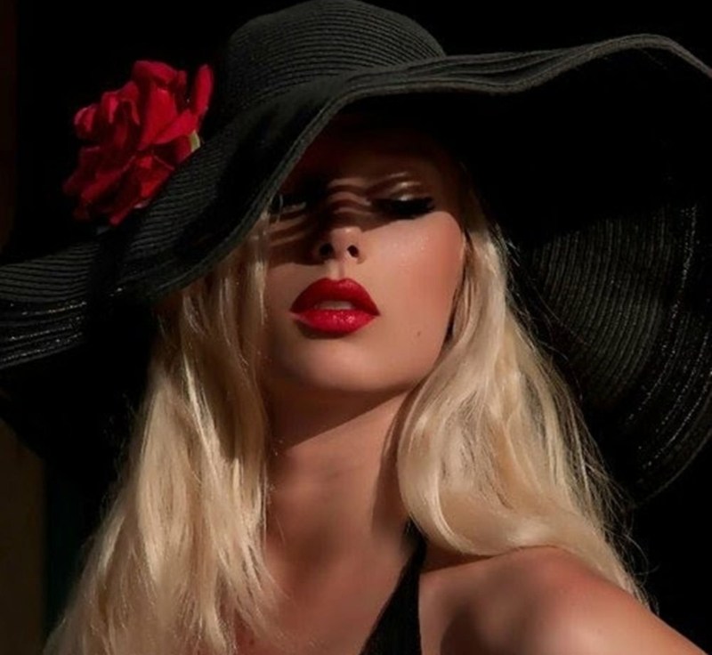 Trendy Frenchwoman Ellen