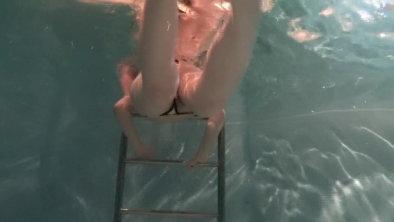 Naked butt under water in the pool