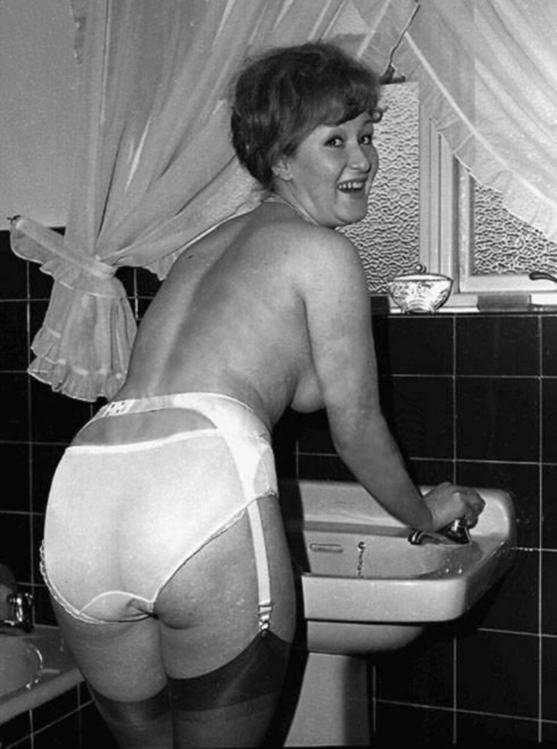 Bbw on the bed in shorts