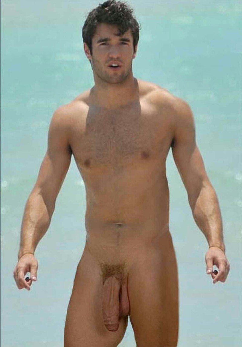 Miley Cyrus without panties on stage