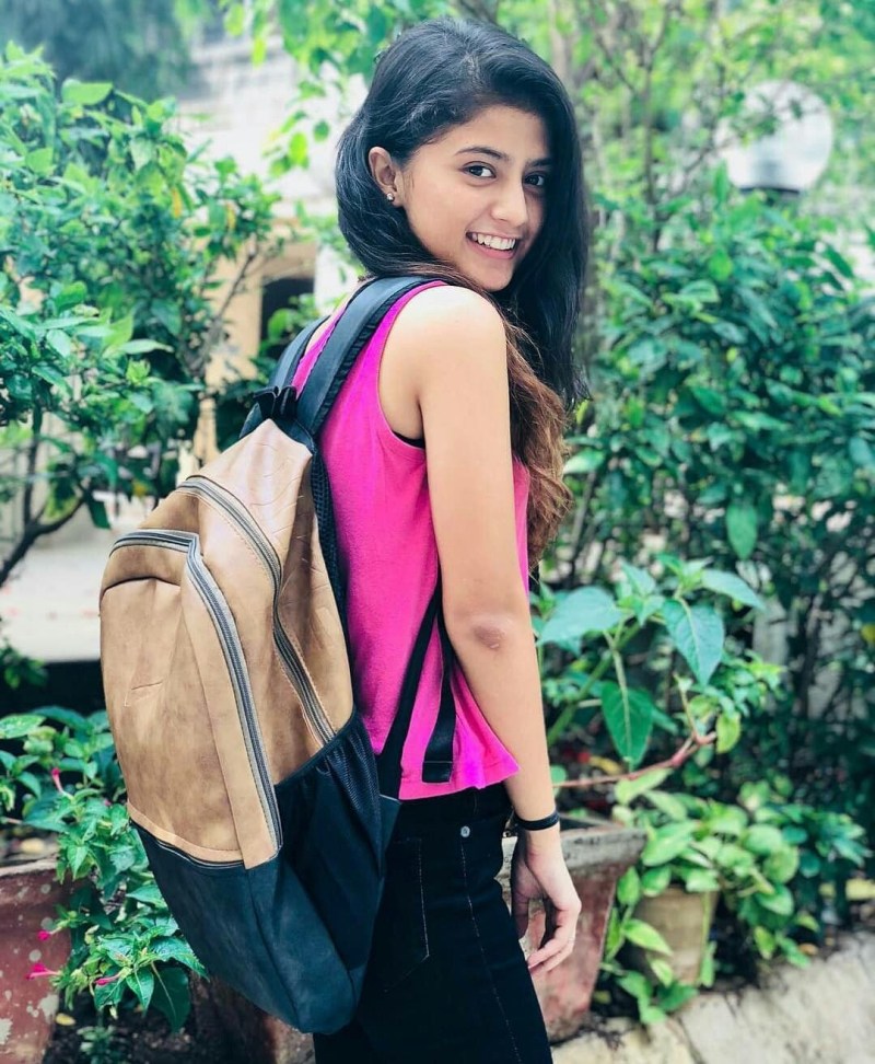 Little girl is dressed in red Genshin