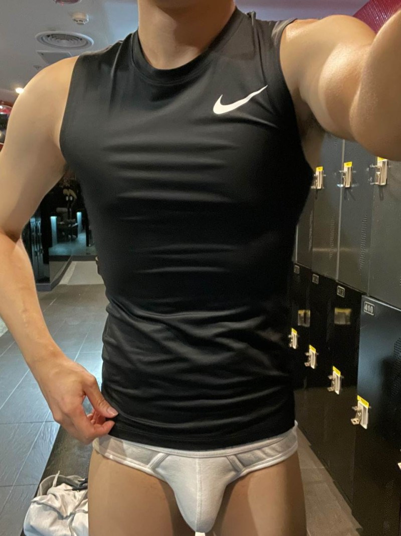 Guys with large selfie bolts