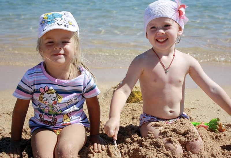 Kim Kardashian with a daughter on the beach