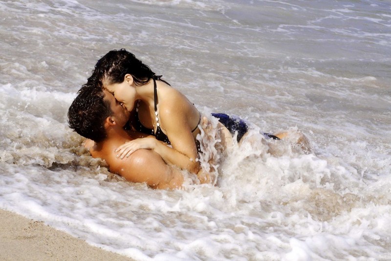 A kiss on the seashore