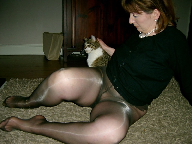 In kapron tights without panties