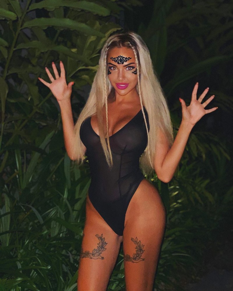 Elizabeth Triandafilidi is hot