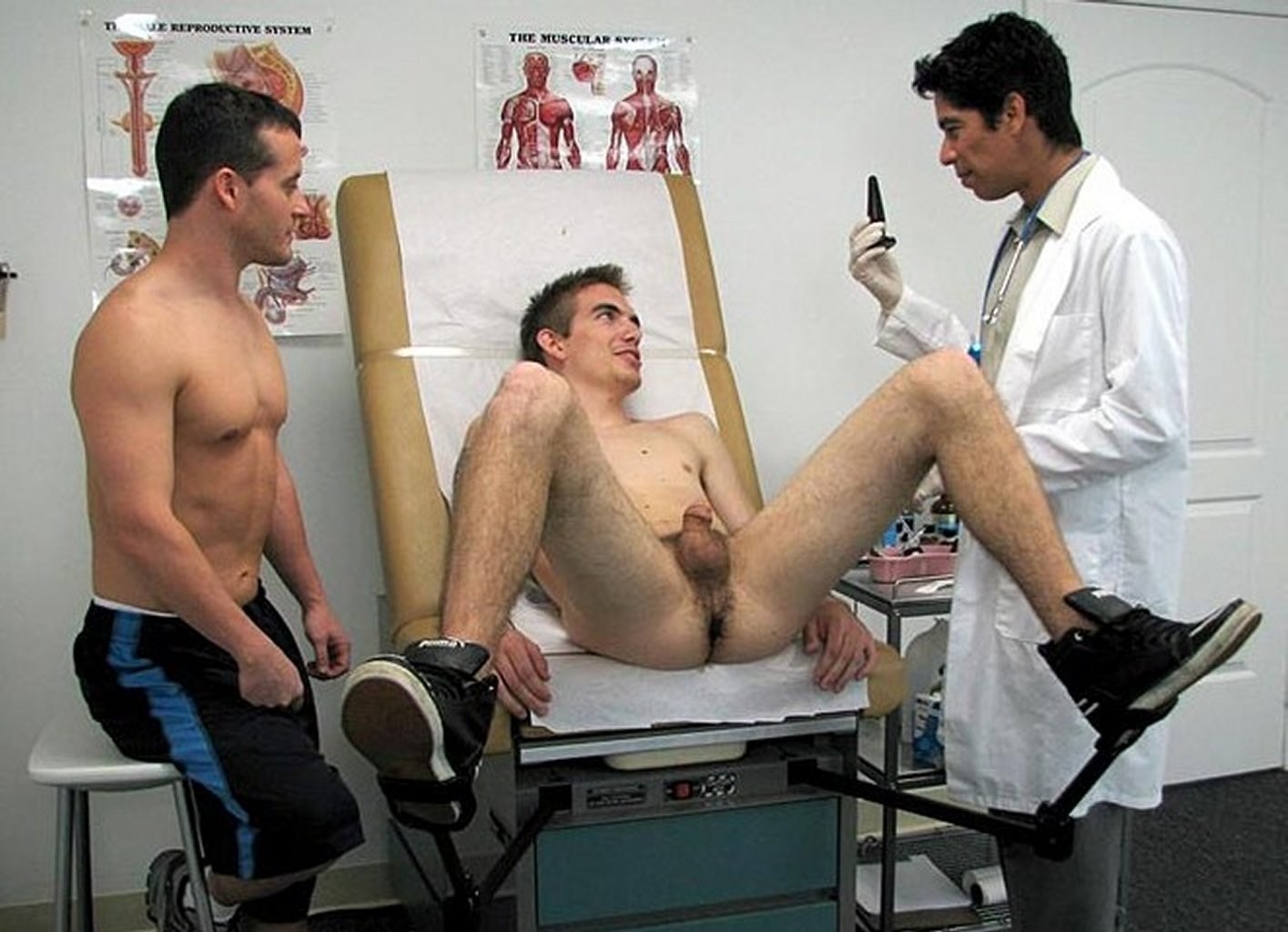 голые парни при осмотре врача фото 118