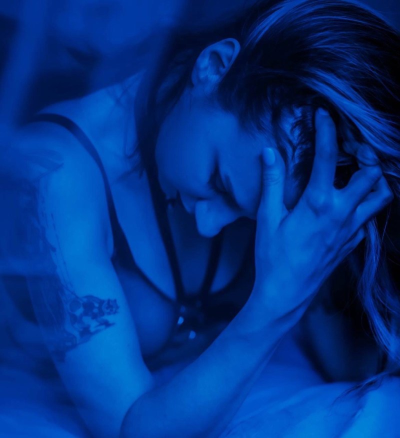 Singer Valeria 2020 legs