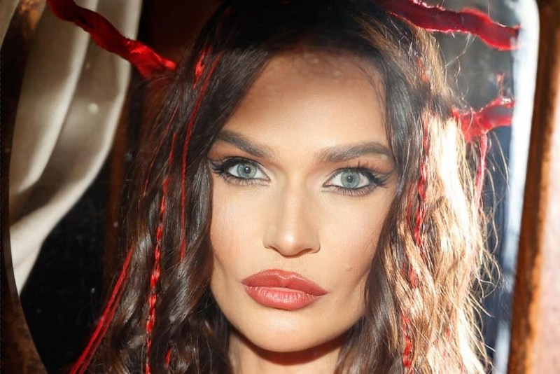 Women Rustam Solntsev at home 2