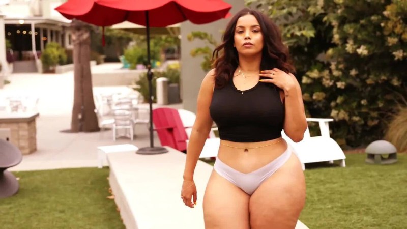 Jennifer Love Hwitt in tightening trousers