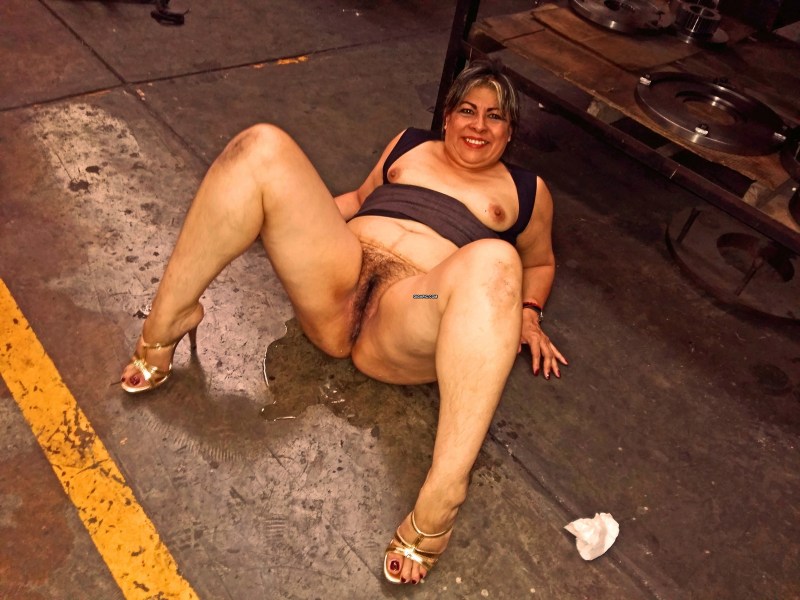 Naked bum in the car