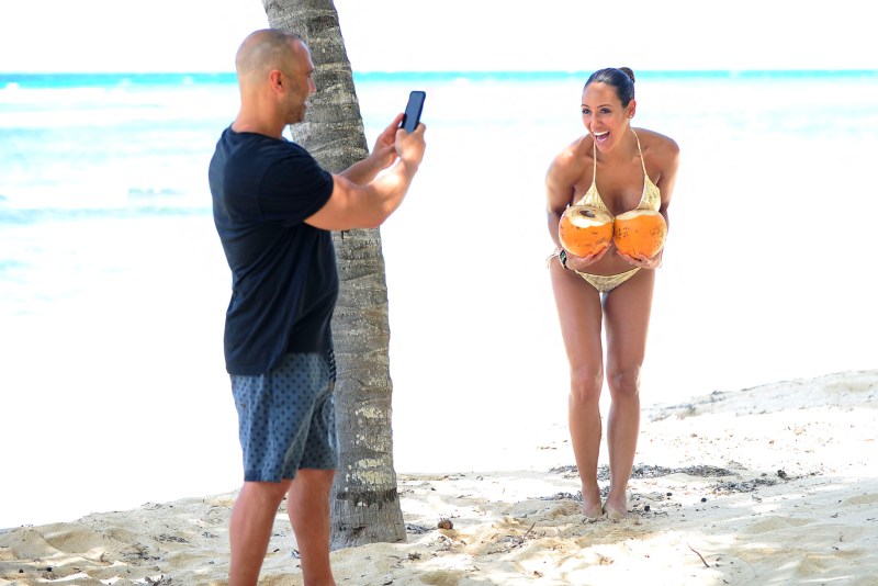 The girl is cheating on her boyfriend