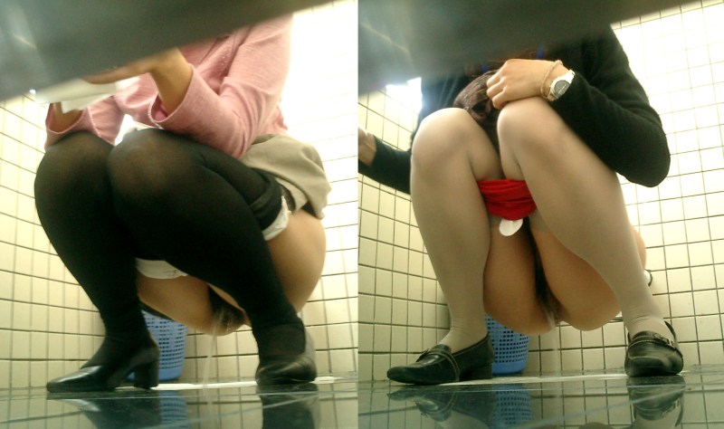 Women's pissing in the beach toilet