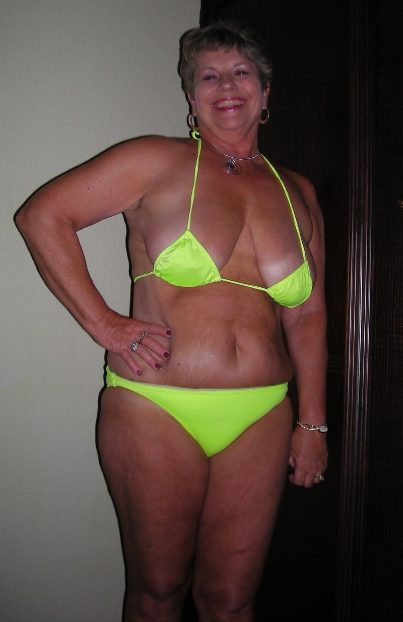 Naked mature with wide hips