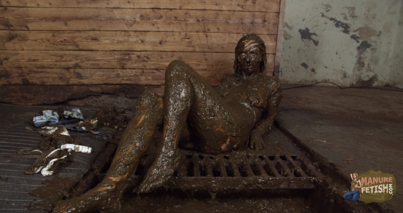 Fucking with a blonde in the bathroom