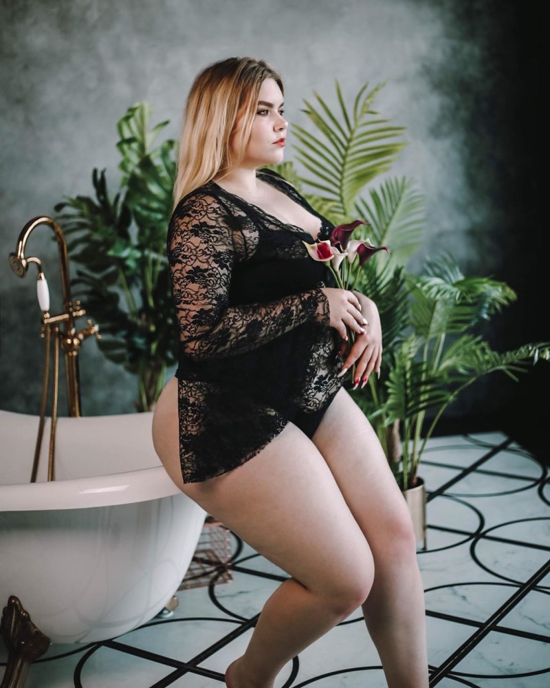 Mature thick in pantyhose