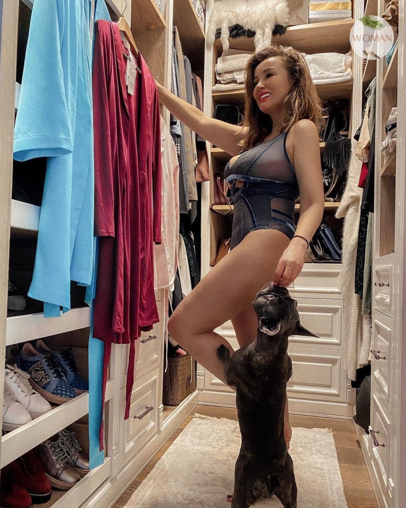 Photo of the form of a naked woman drawing on paper