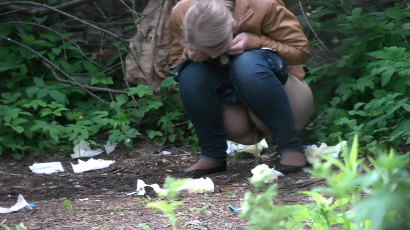 Women's pissing in bushes