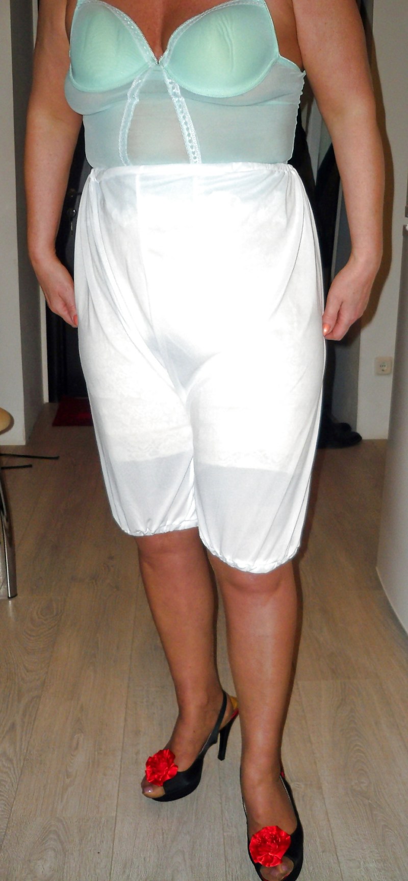 Older women in pantalons