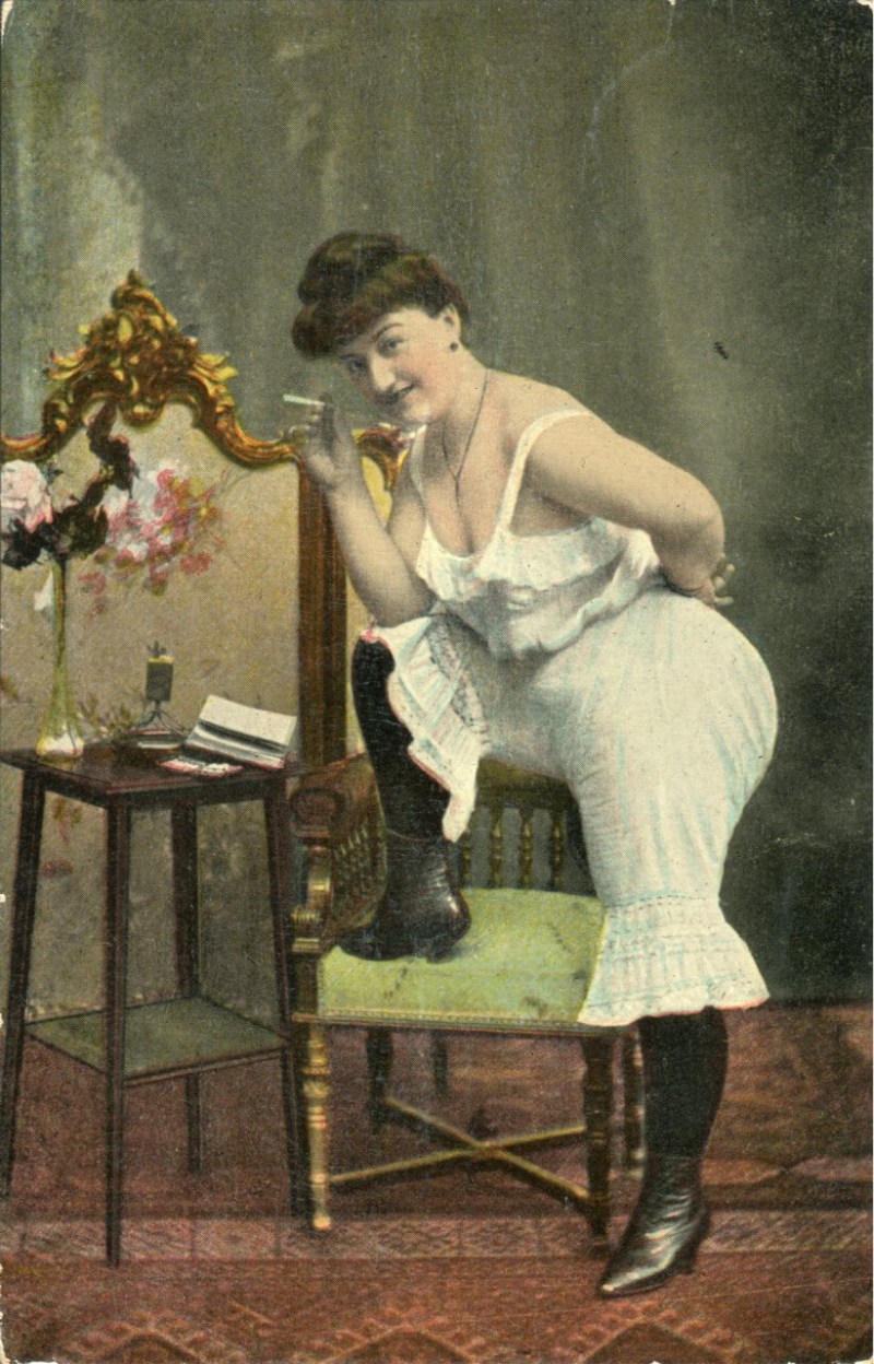 Women in Pantalones in paintings