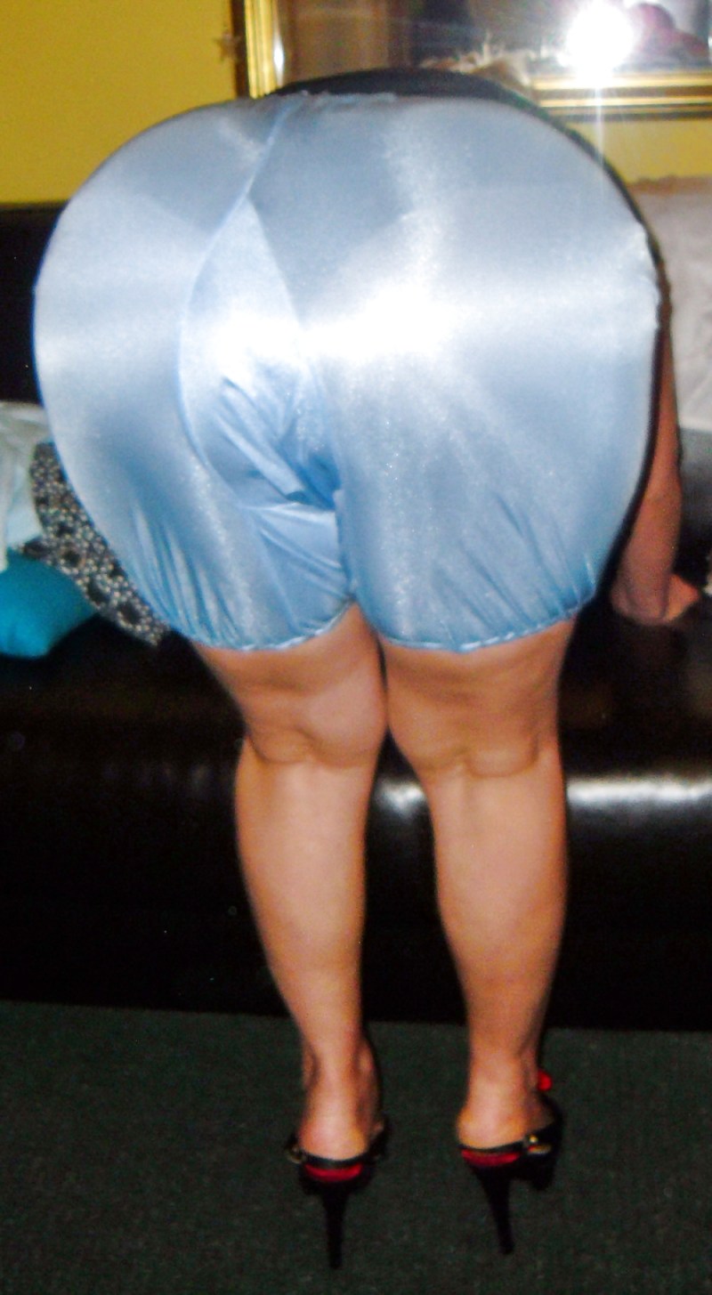 Women's pantalons on women