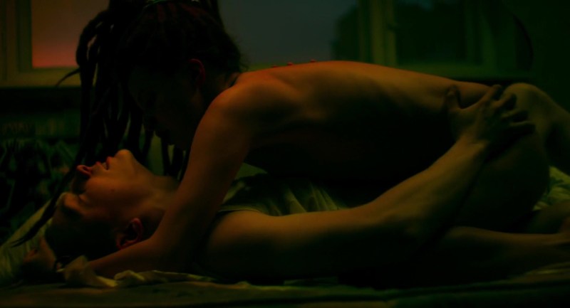 Christina Asmus and the dawns are quiet in the bath