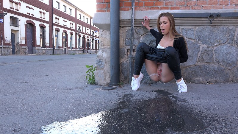 Pissing of beautiful girls