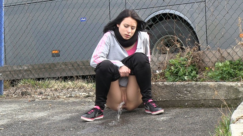 Powerful Pissing Women on the street