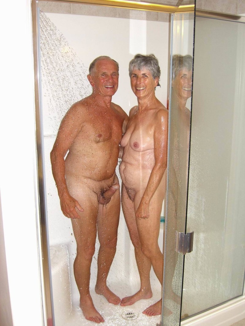 Naked elderly couples in the bathroom