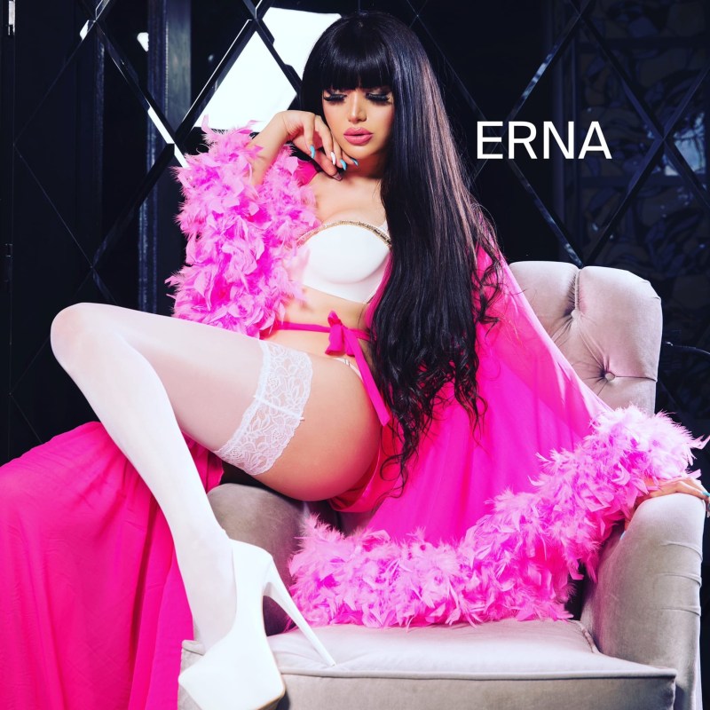 The couple are photographed in a cafe