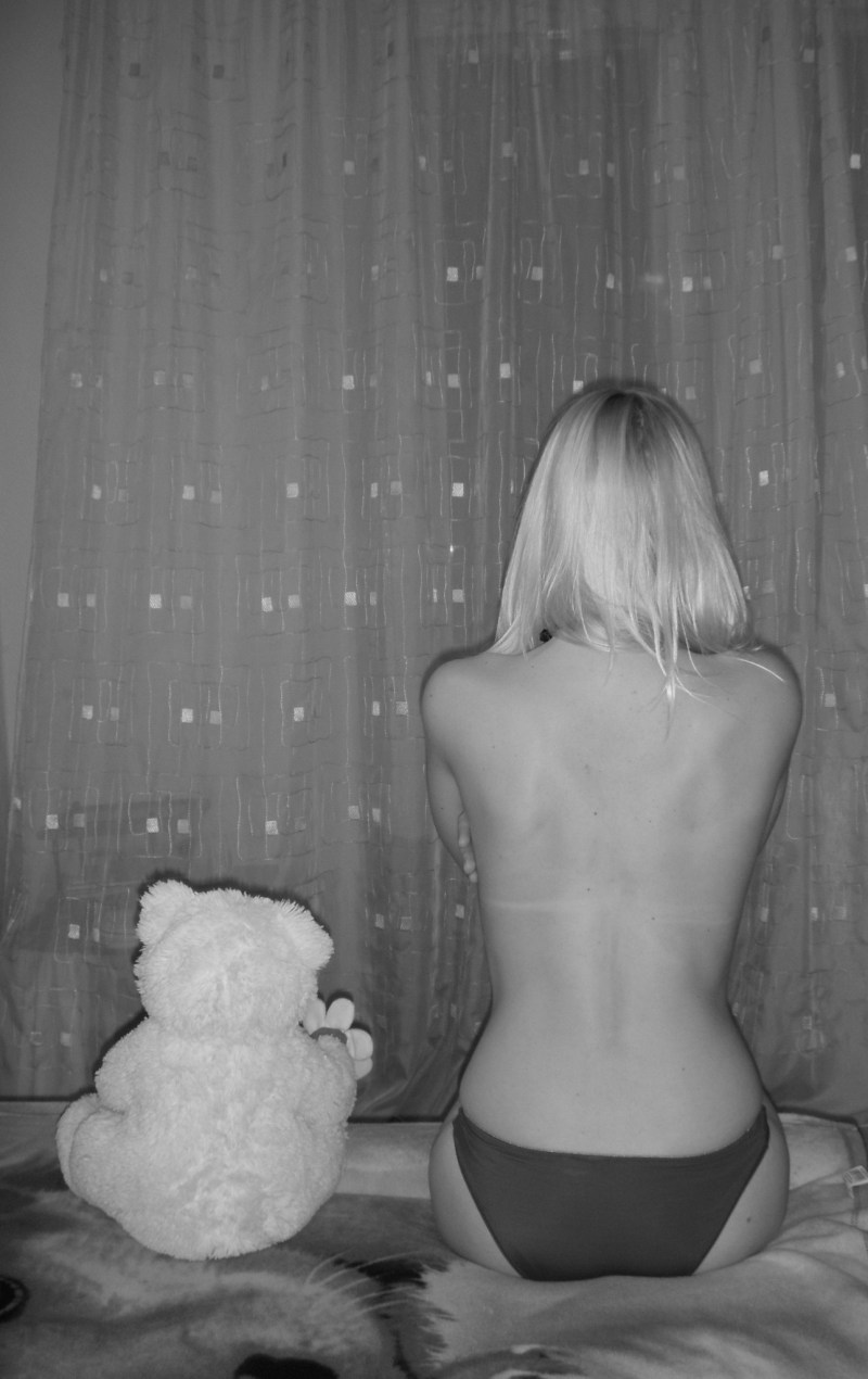 Attack on the girl in the entrance